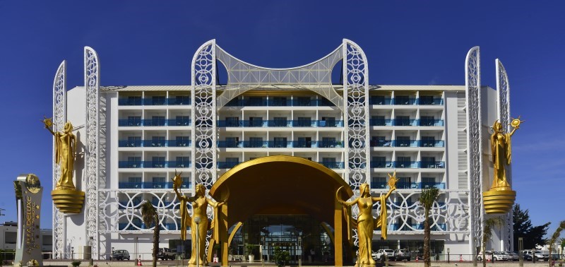 Azura Deluxe Resort & Spa Hotel