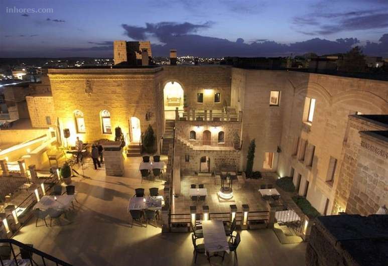Kasr-I Nehroz Hotel