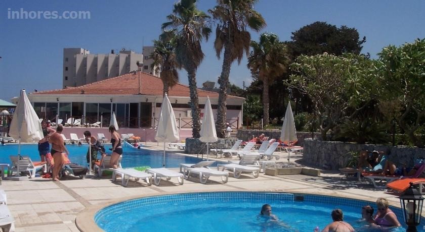 La Hotel & Resort
