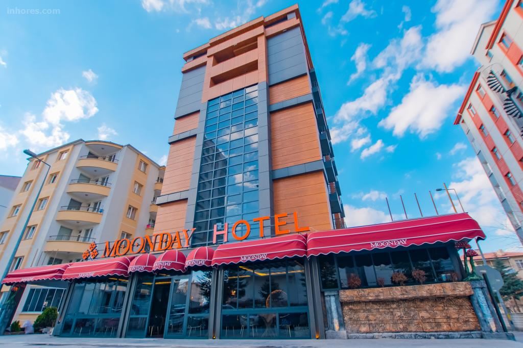 Moonday Hotel