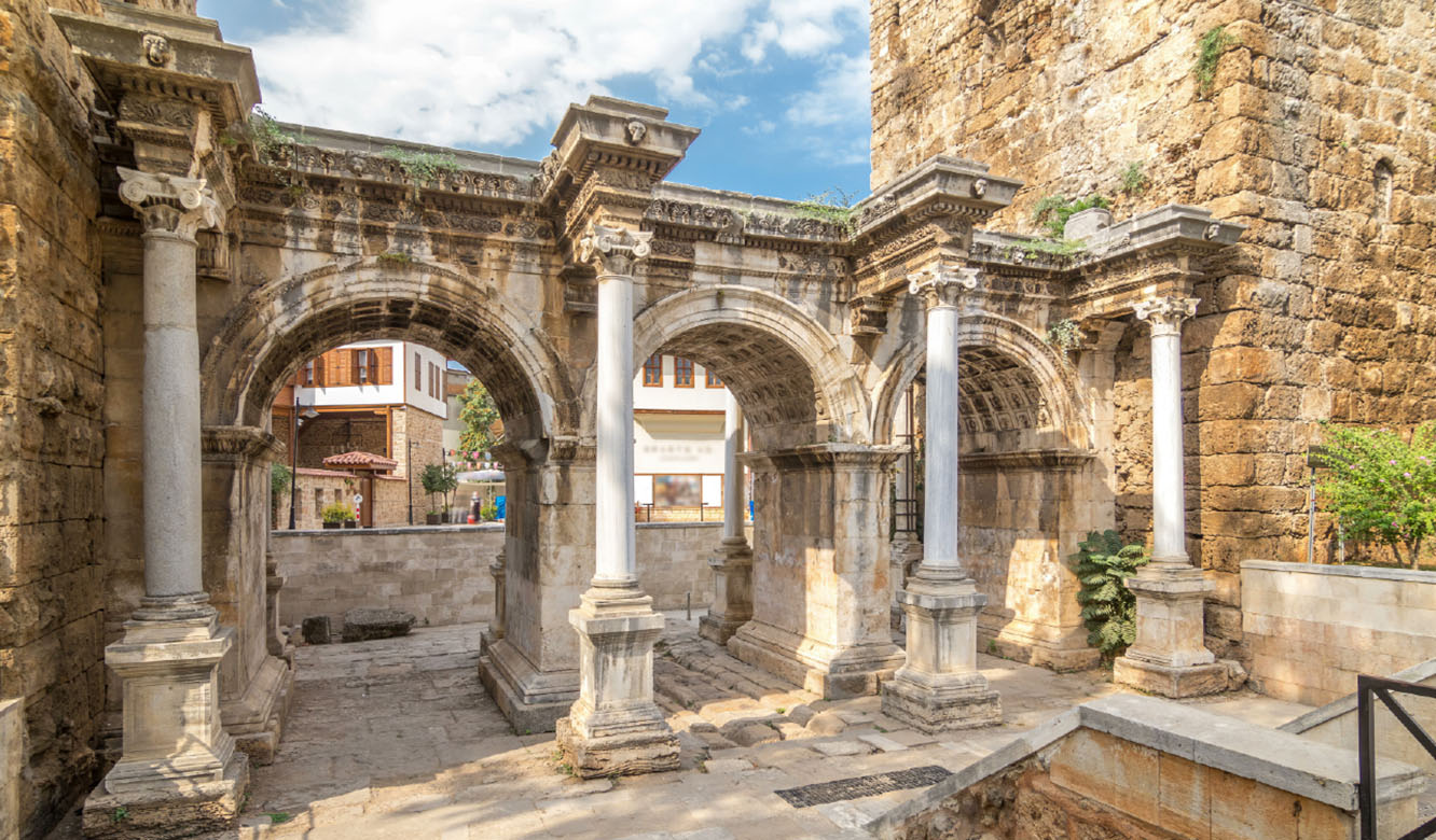 Antalya Kaleiçi ve Hadrian Kapısı: İki Bin Yıllık Eşiğin İki Yakası